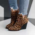 Women's Suede Wedge Ankle Boots with Side Cutout Detail - Marron À Imprimé Léopard
